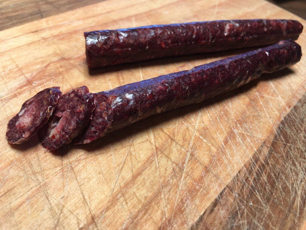 Le saucisson de loup marin de la boucherie Côte à Côte de Cap-aux-Meules aux Îles-de-la-Madeleine. - © G.E.C.